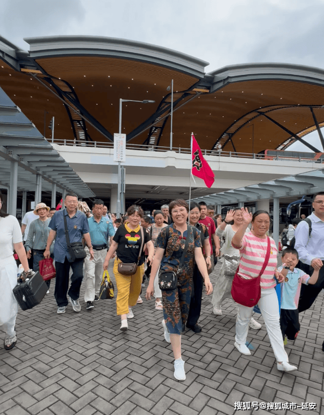 孩子和老人跟团香港游需要多少钱费用？开元ky棋牌香港旅游攻略最佳方案带